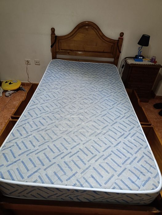 Cama de solteiro com mesinha de cabeceira