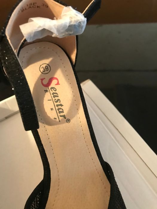Siatkowe sandały na koturnie 39
