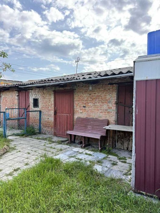пів будинку, окремий дворик, Є ГАРАЖ, КОТЕЛ
