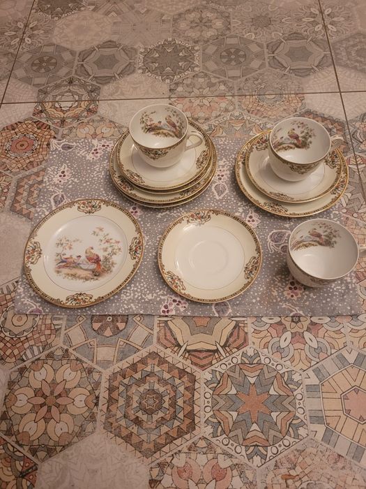 Elegancki japoński zestaw filiżanek ze spodkami i talerzykami