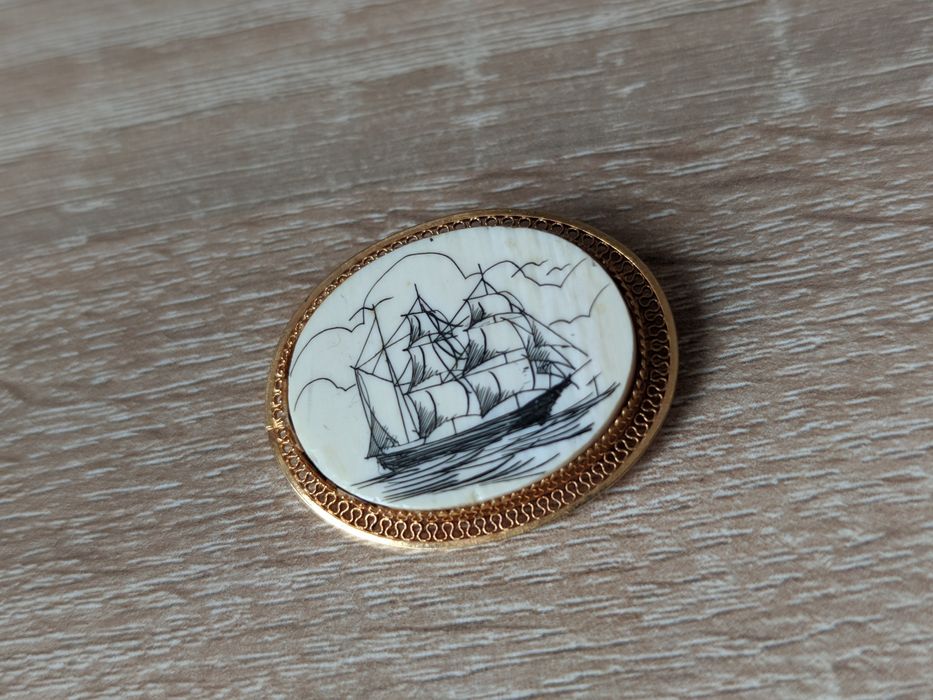 Антикварная коллекционная брошь Парусник позолота кость