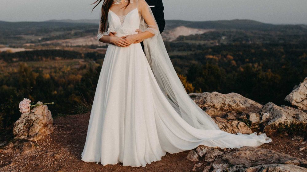 Gładka suknia ślubna na cienkich ramiączkach! GRATIS pelerynka!