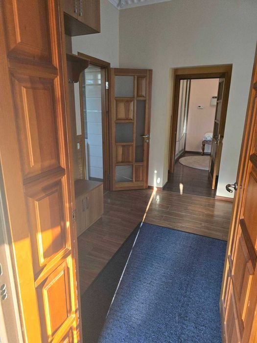 Здаю в крайовничомму місці  пів будинку Метро Славутич, Київ