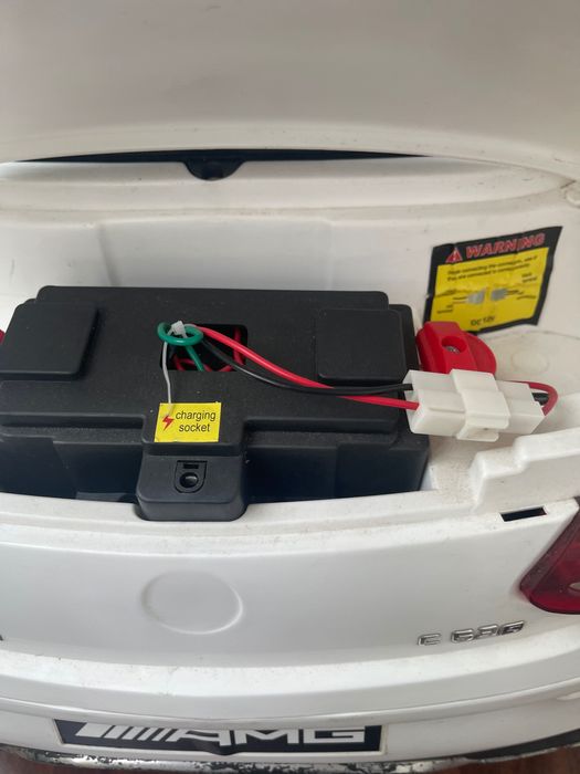 Carro electrico Mercedes AMG com carregador para criança