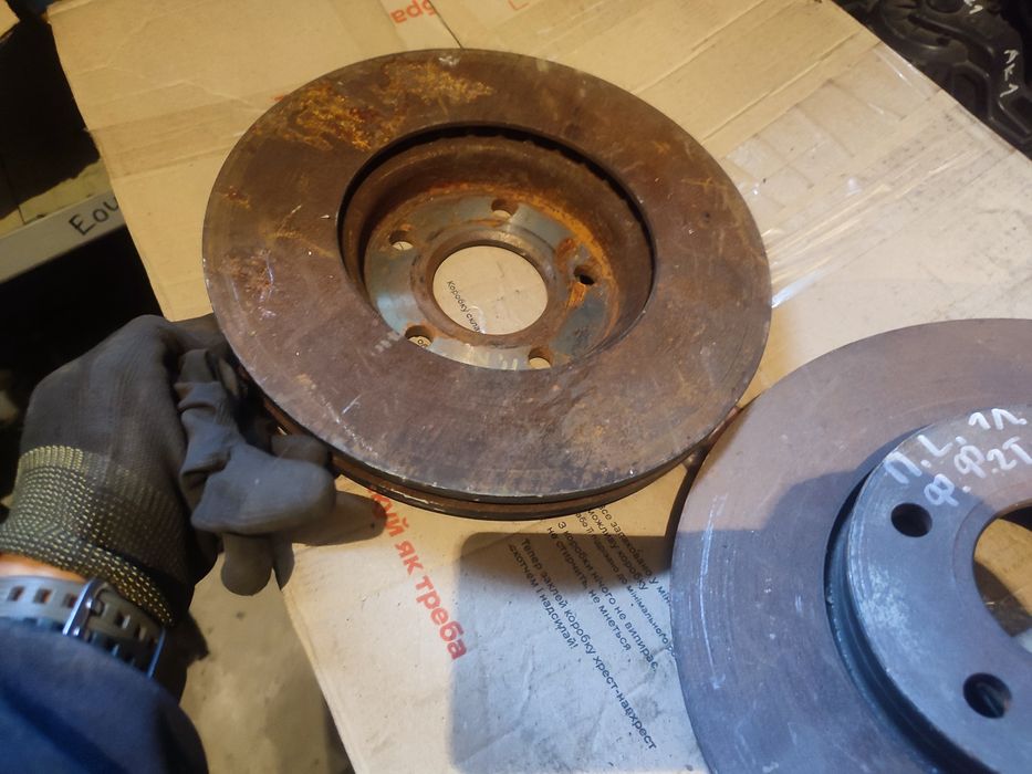 Передній правий лівий гальмівний тормозной диск Форд Фокус МК3 Фієста