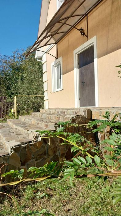 Обмін на квартиру, добротний будинок з бомбосховищем, підвал