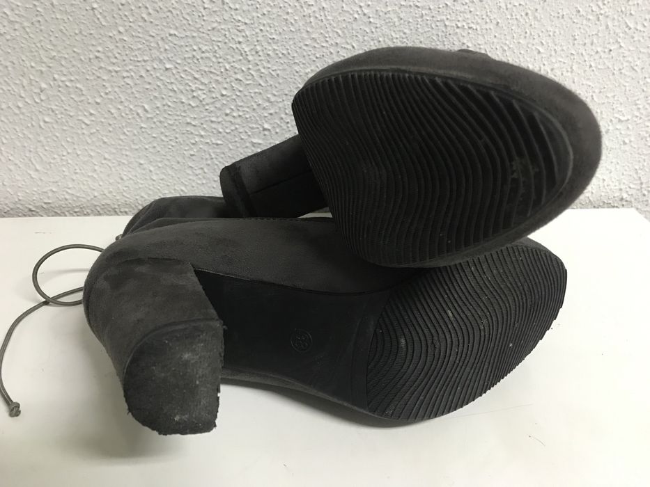 2 Pares de Botins. Cinzentos em Pele 38 e Pretos 39