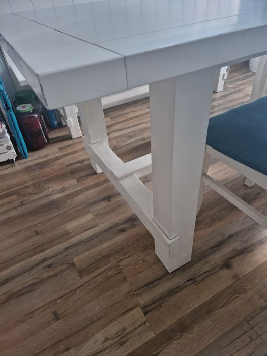 Duży biały stół,  stylizowany