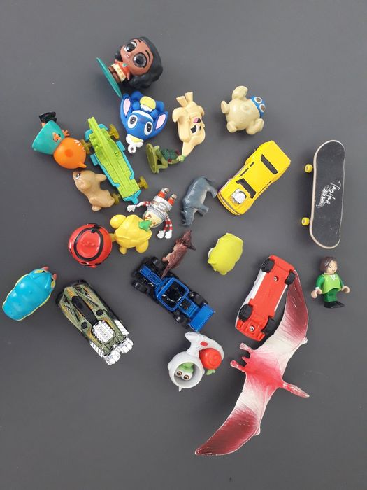Машинки HotWheels та різні фігурки