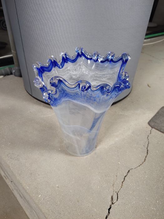 Vaso em vidro transparente e azul