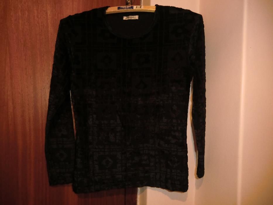 Blusa de malhinha preta, com feitios , tamanho médio