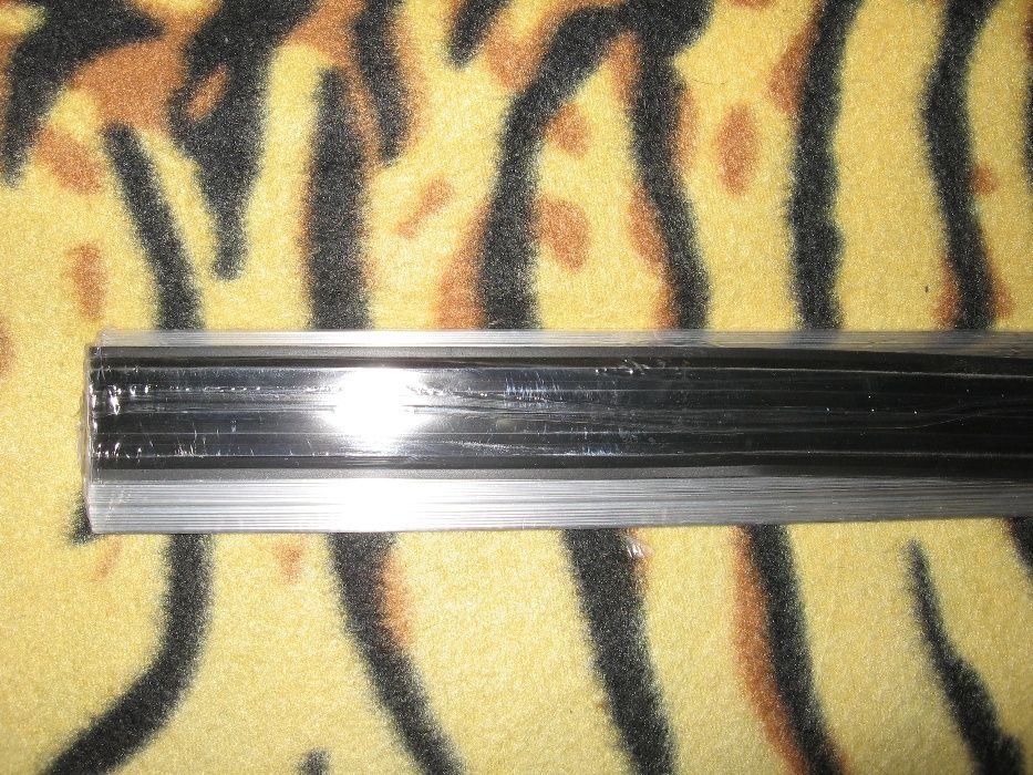 Антискользящий алюминиевый профиль с резиновой вставкой