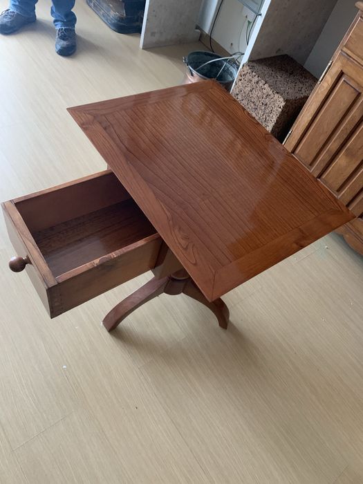 Mesa de apoio ou de cabeceira em madeira maciça de cerejeira