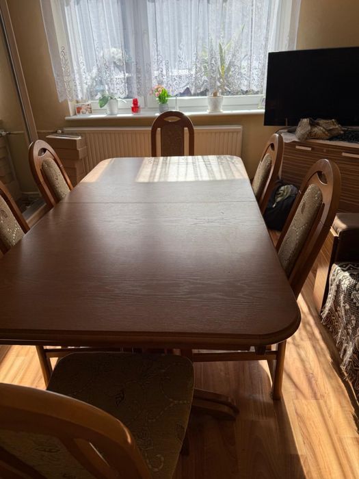 Stół rozkładany z krzesłami