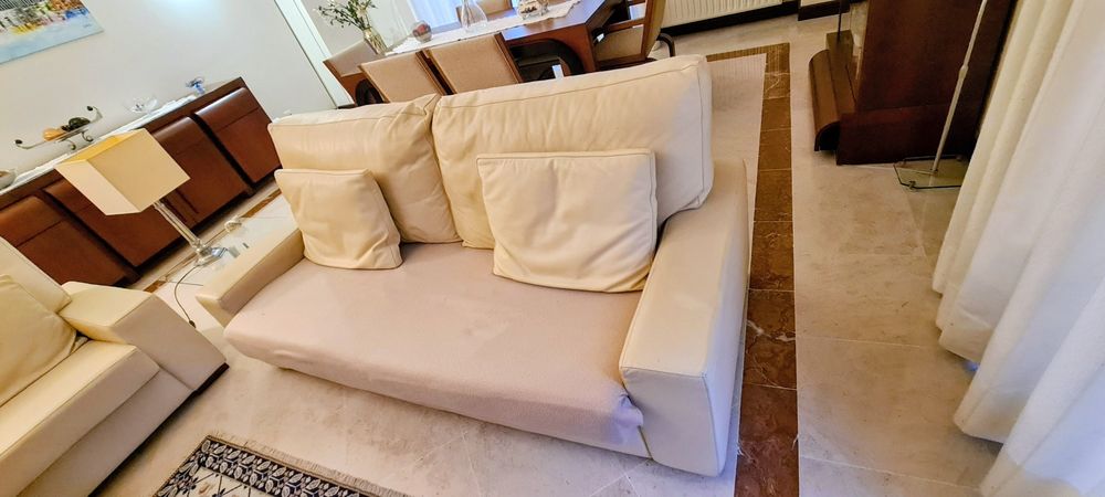 2  SOFAS  PELE :2 sofas e 4 almofada.2,30cm/2,70cms em pele beje