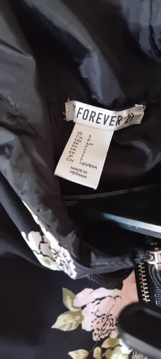 Wiatrówka czarna w kwiaty pastelowe