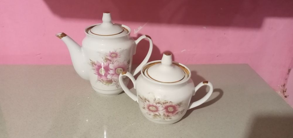Фарфоровий чайник з квітковим принтом