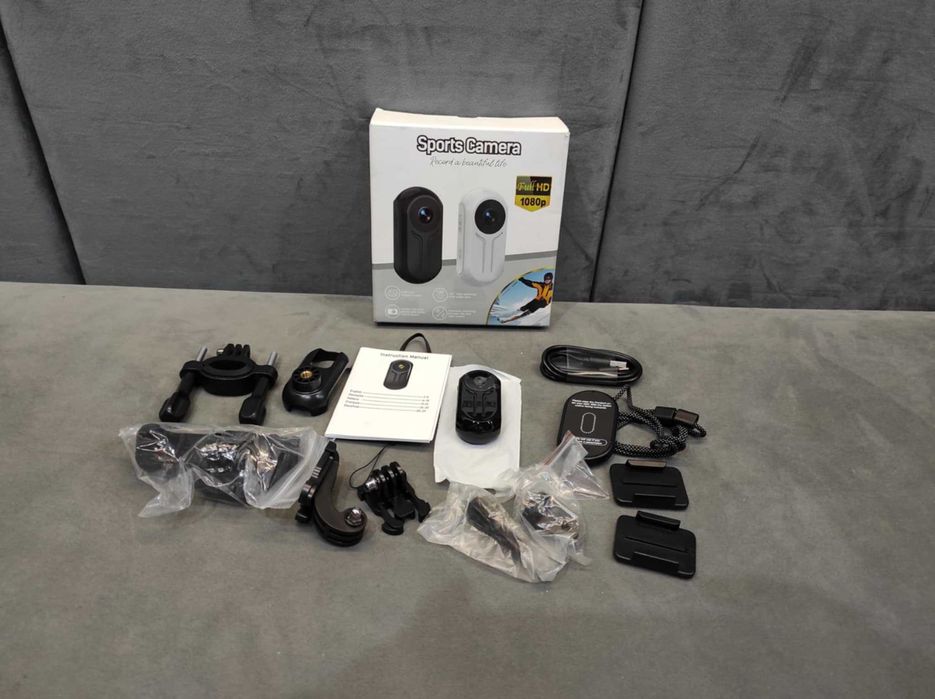 Mini kamera sportowa Full HD 1080p z zestawem uchwytów.