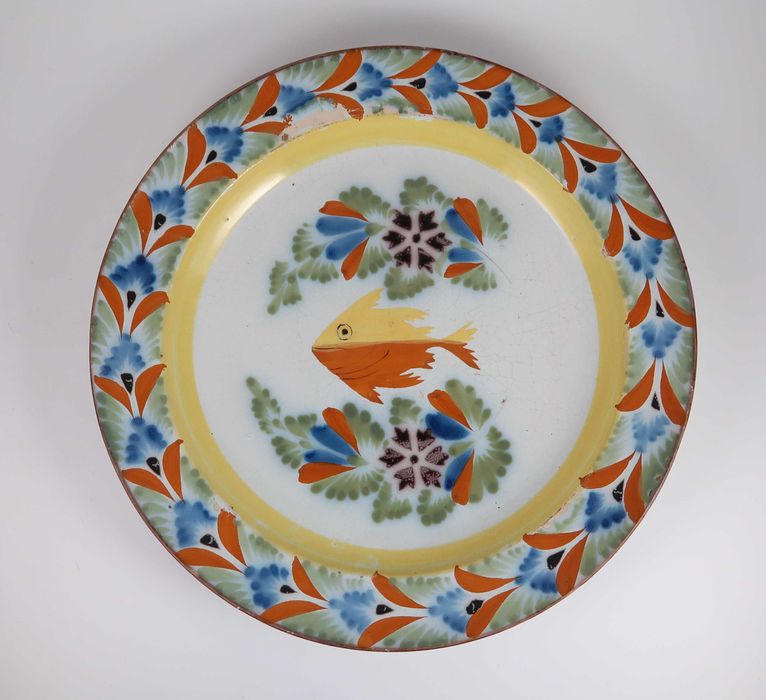 Prato faiança Séc. XIX - Bandeira / Fervença - 34 cm