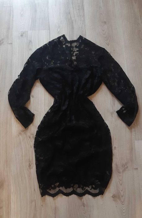 Śliczna koronkowa sukienka