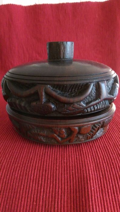 caixa antiga em madeira ricamente trabalhada portes grátis. C.R.