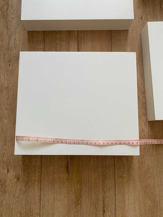 Białe półki ścienne