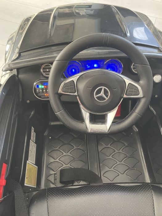 Mercedes-Benz, model C63 AMG na pilota akumulatory