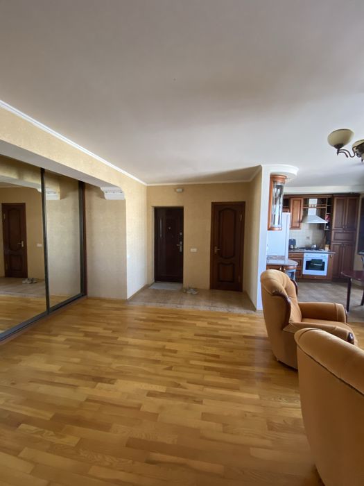 Простора  3 кім. квартира біля війского інст. на Богуніі