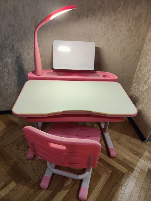 Парта з стільцем для дівчинки