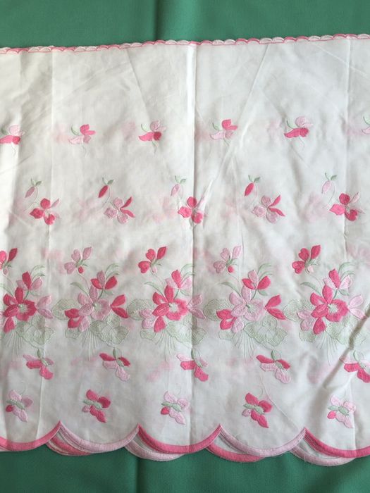 Renda lençol de cor branca com flores em tons de rosa com 44 cm de lar