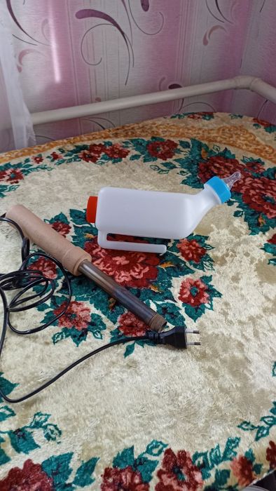 Бутилочка для годівлі козляток.