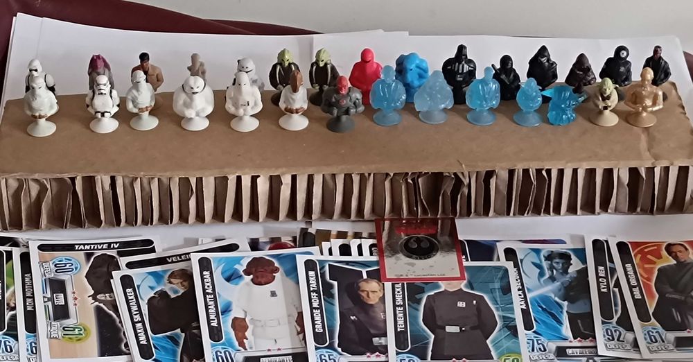 Conjunto de Bonecos e cartas Star Wars