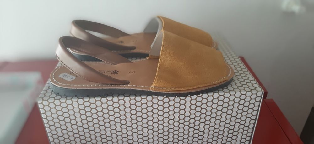 Sandálias rasas em pele