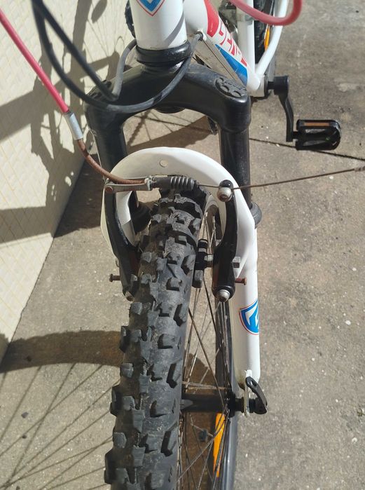 Pack BTT Júnior: Bicicleta Berg Blast 243 (Roda 24) + Capacete + Calções Novos + Conta Kms