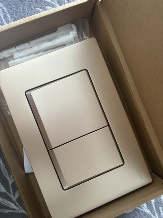 Przycisk spłukujący złoty