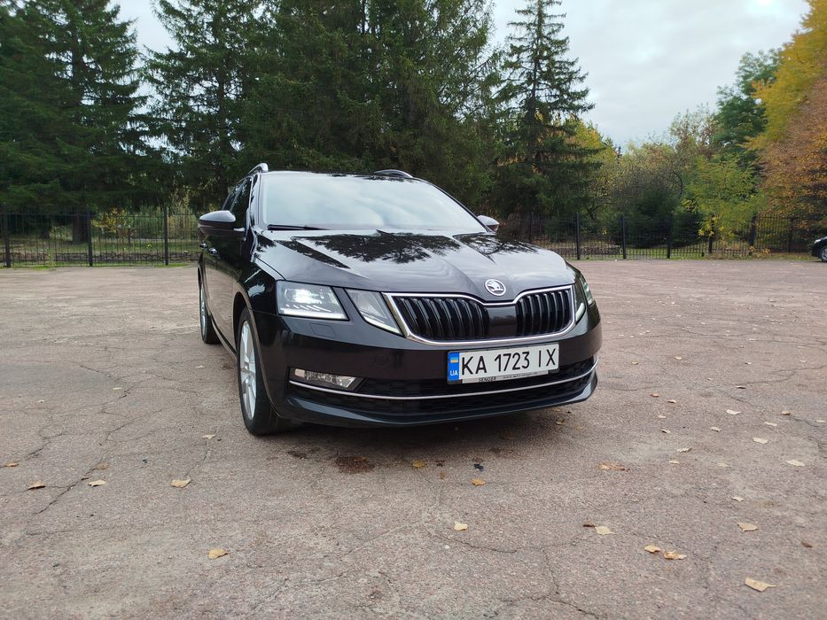 Продам авто Skoda Octavia A7 рестайлова двохлітрова на автоматі