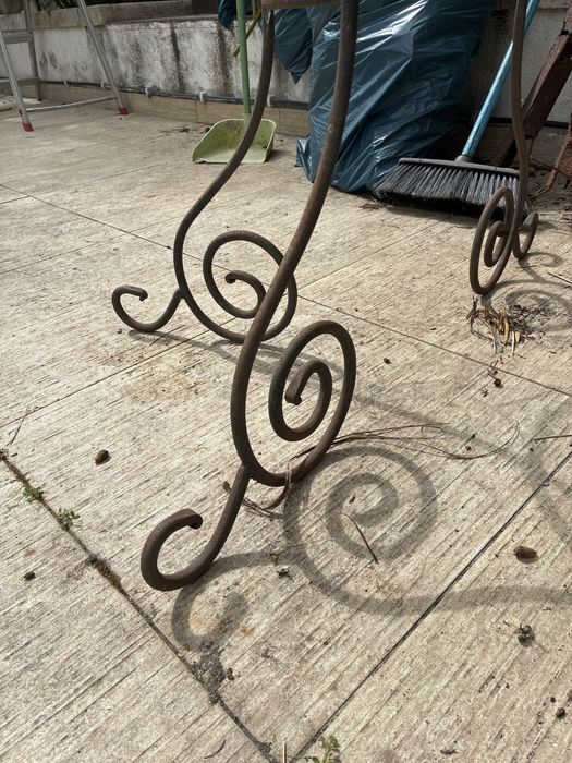 Mesa de jardim em ferro com tabuleiro (estilo rústico/vintage)