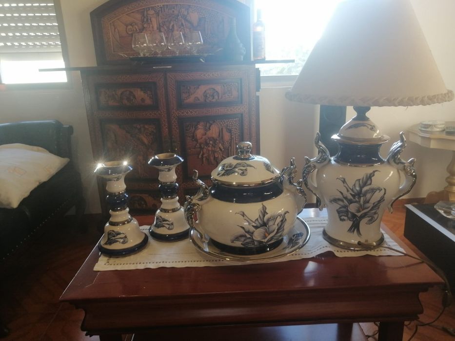 Conjunto de quatro p eças em porcel  250 €