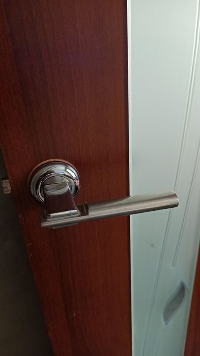 Межкомнатная дверь с ручкой