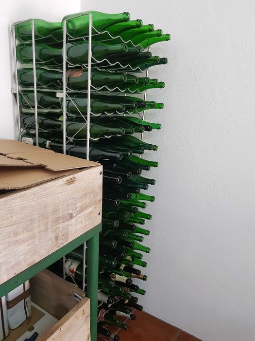 2 Garrafeiras com 80 garrafas de champanhe cada.