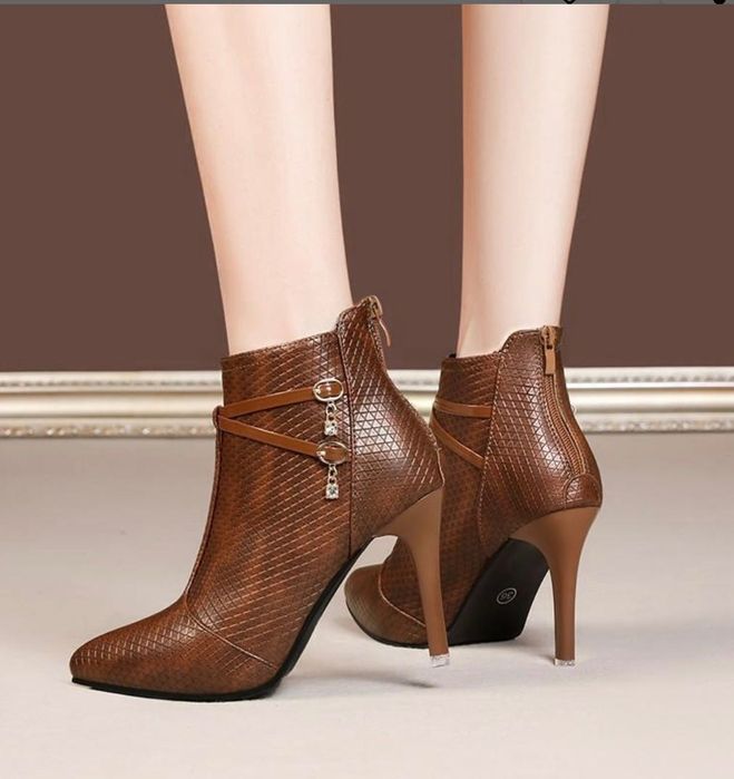 Модні чоботи на каблуку