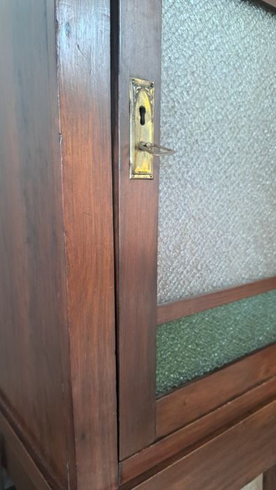 Móvel antigo com vidro canelado e gaveta