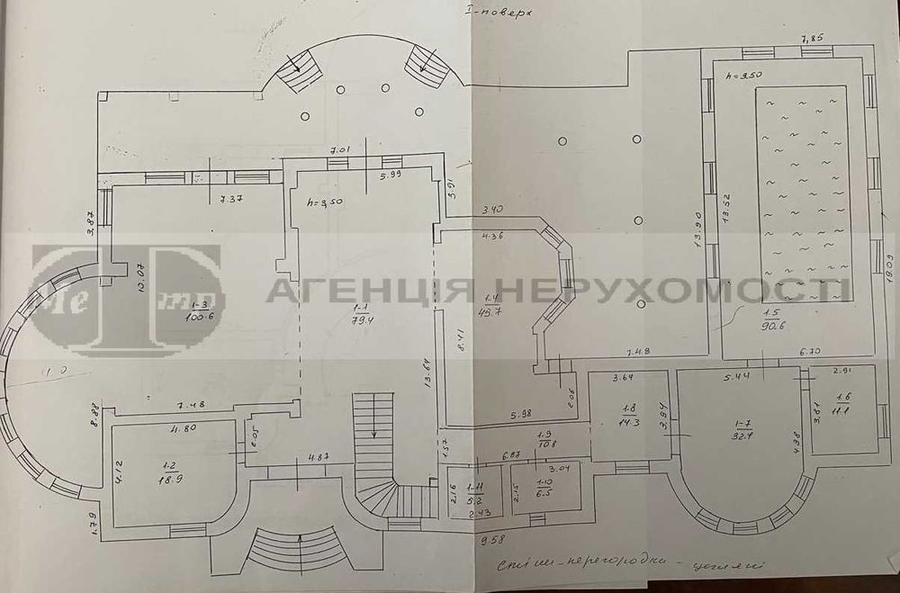 Продається триповерховий будинок.