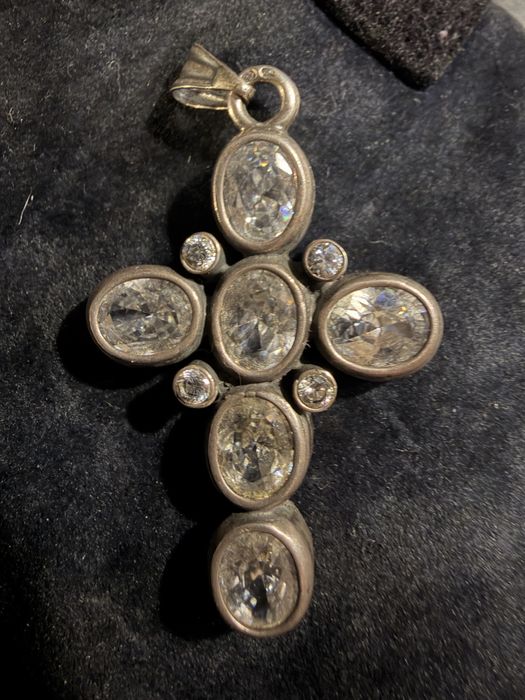 Pendulo crucifico de prata com moldura e pedras