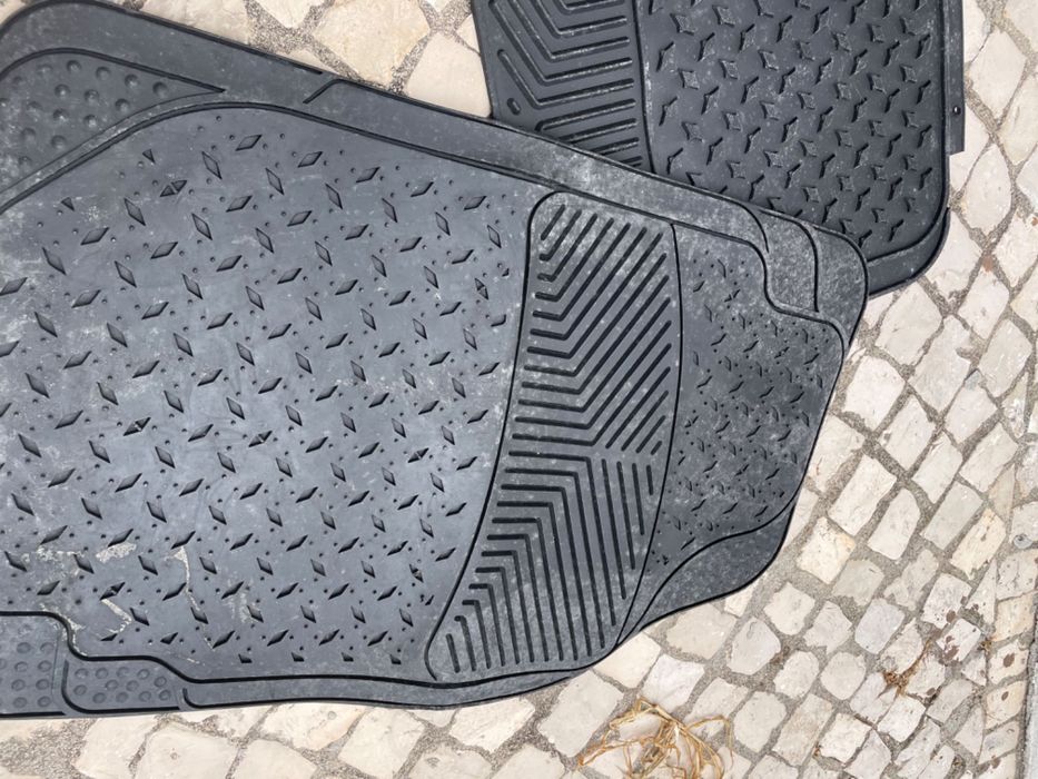 4 Tapetes de carro seminovos