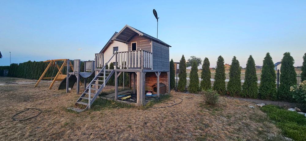 plac zabaw dla dzieci, domek, ruchomy most, wspinaczka
