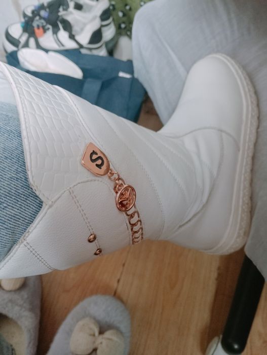 Сапожки белые зимние на меху кожаные очень удобные.