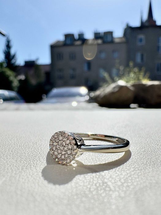 Złoty pierścionek z brylantami - próba 585 - 37 brylantów - 0,12 ct p.900
