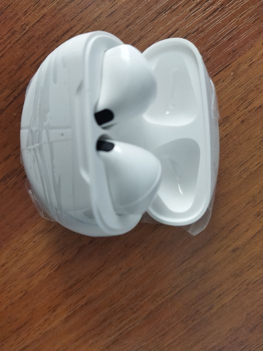 Безпровідні навушники TWS.