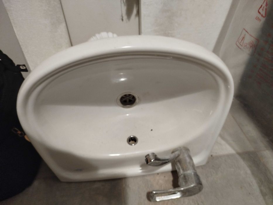 Умивальник білий